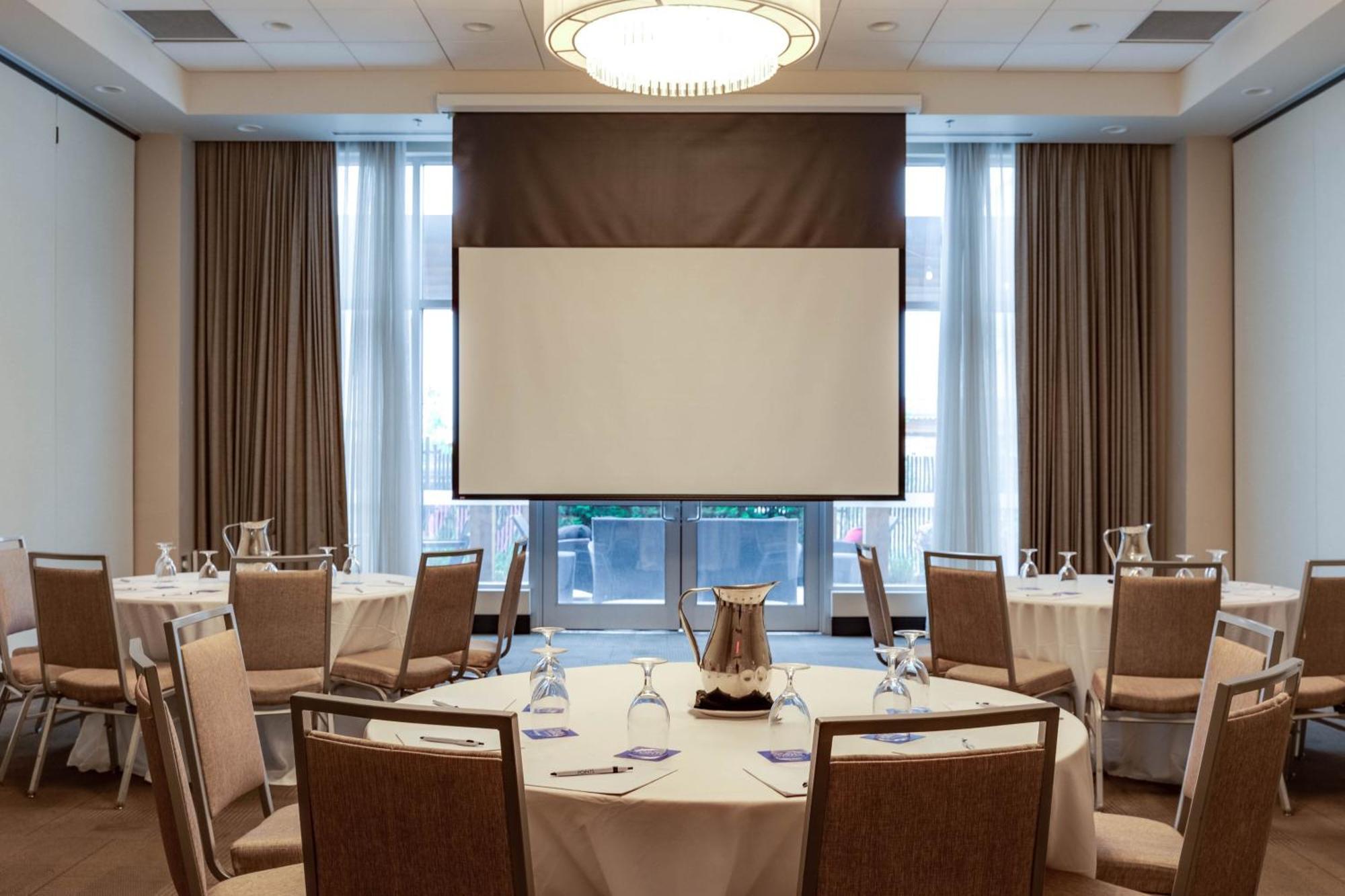 Four Points By Sheraton Kelowna Airport מראה חיצוני תמונה