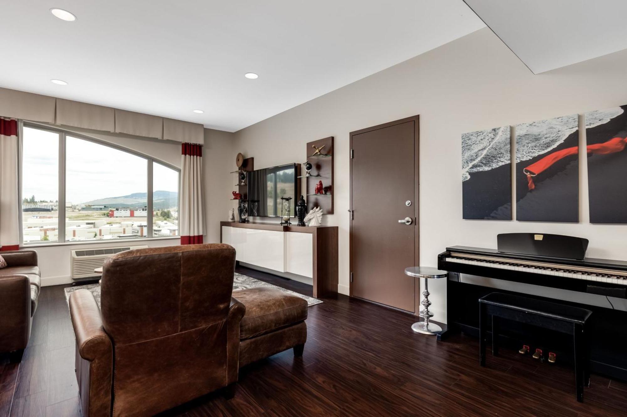 Four Points By Sheraton Kelowna Airport מראה חיצוני תמונה